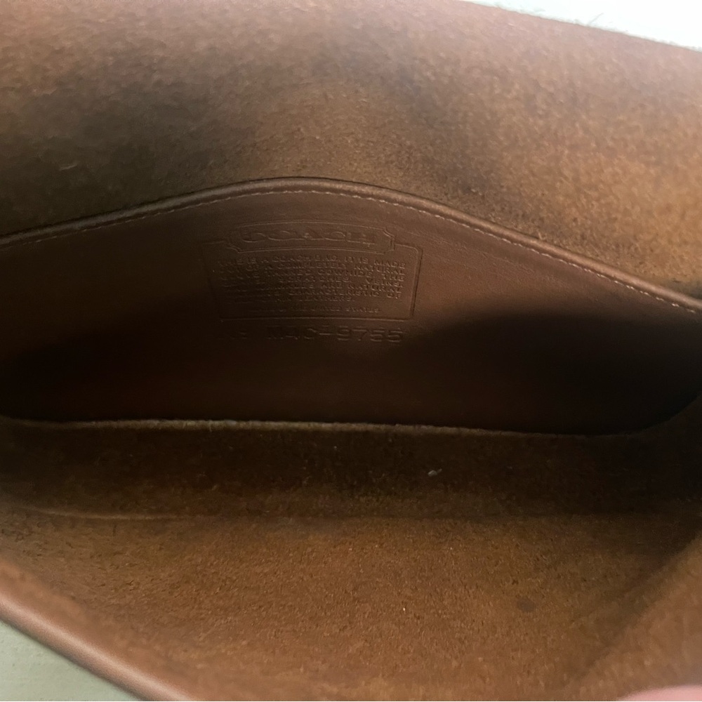Vintage Coach Pocket Purse
Creed No M4C-9755 (1994). Made in the USA
10x6x2.5 - Picture 5 of 10